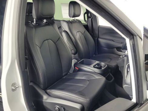 New 2026 Chrysler Pacifica Select image 45