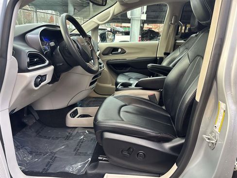 Used 2024 Chrysler Pacifica Touring-L image 12
