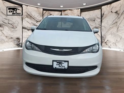 Used 2022 Chrysler Voyager LX FWD image 2