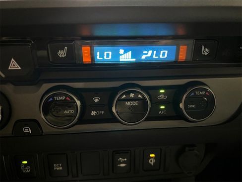 Used 2017 Toyota Tacoma TRD Sport image 32