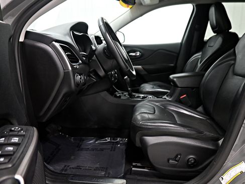 Used 2019 Jeep Cherokee Limited AWD/4WD image 5