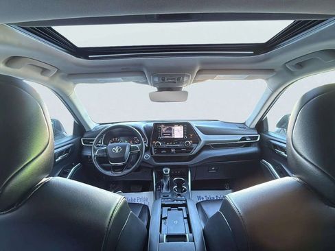 Used 2021 Toyota Highlander XLE image 17