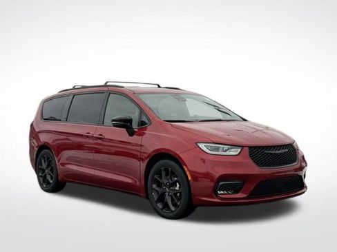 Used 2025 Chrysler Pacifica Limited image 4
