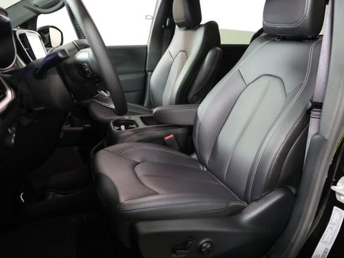 New 2026 Chrysler Pacifica Select image 23