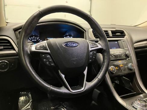 Used 2017 Ford Fusion SE FWD image 19
