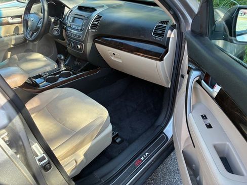 Used 2015 Kia Sorento LX image 17