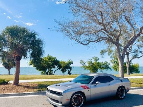 Used 2015 Dodge Challenger SRT Hellcat image 3