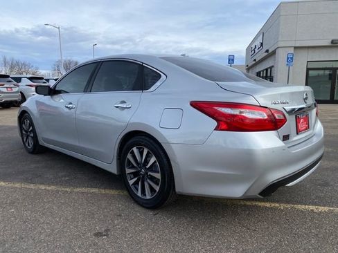 Used 2017 Nissan Altima 2.5 SV image 3