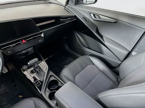 Used 2024 Kia Niro EX Touring image 11