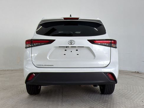 Used 2025 Toyota Highlander LE FWD image 10
