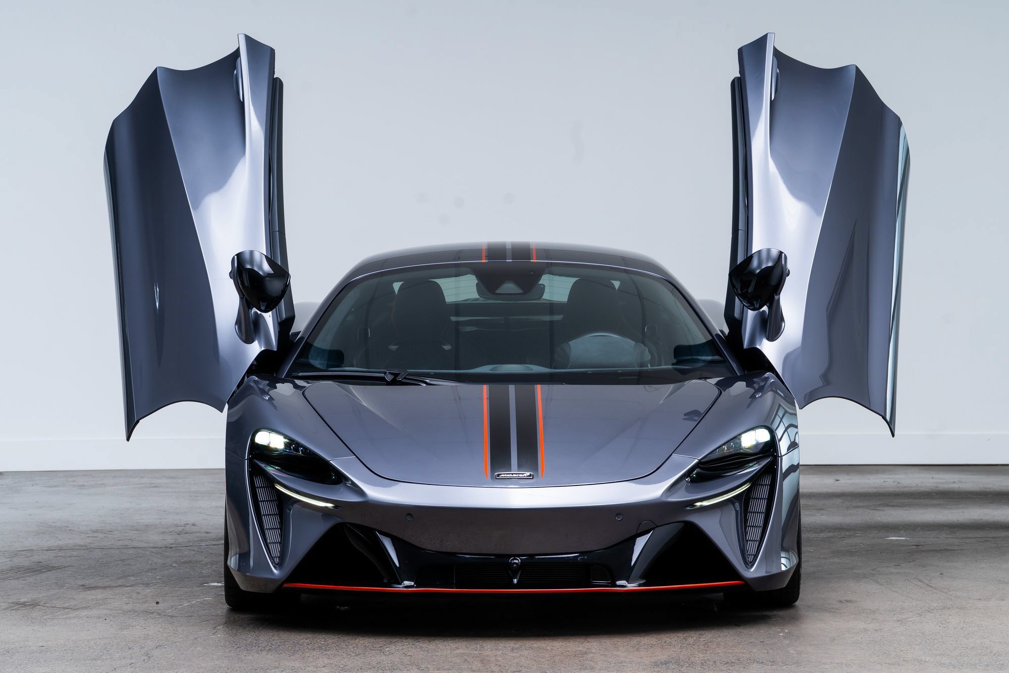 Used 2024 McLaren Artura RWD image 3