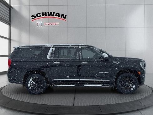 Used 2021 GMC Yukon XL Denali w/ Denali Premium Package image 3