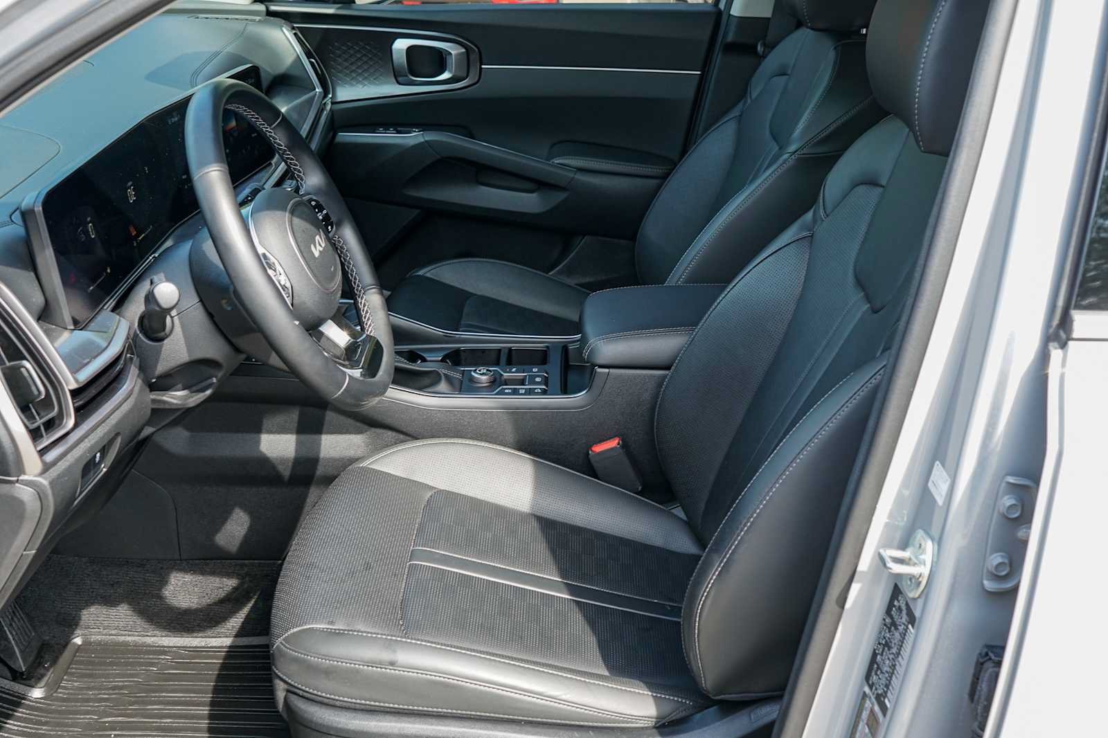 Certified 2025 Kia Sorento S FWD image 9