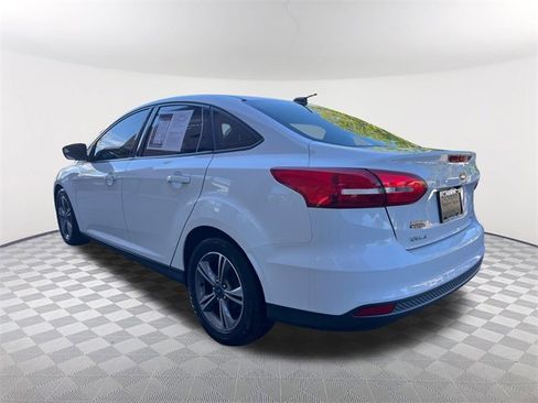 Used 2018 Ford Focus SE w/ SE Appearance Package image 7