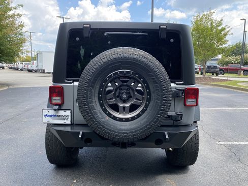 Used 2016 Jeep Wrangler Unlimited Rubicon w/ Connectivity Group AWD/4WD image 8