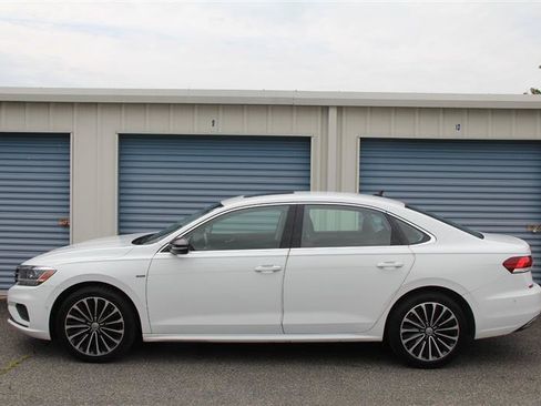Used 2022 Volkswagen Passat 2.0T FWD image 8