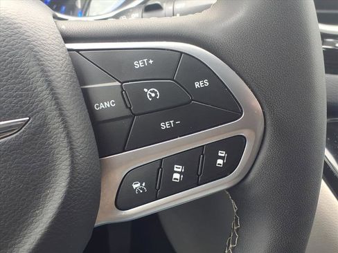 Used 2024 Chrysler Pacifica Touring-L image 20