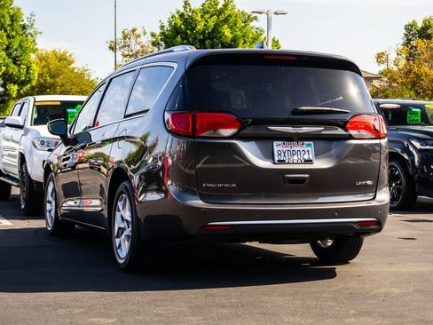 Used 2020 Chrysler Pacifica Limited FWD image 7