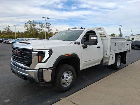 New 2025 GMC Sierra 3500 Pro w/ Convenience Package image 3
