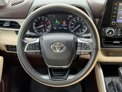 Used 2021 Toyota Highlander XLE FWD image 11