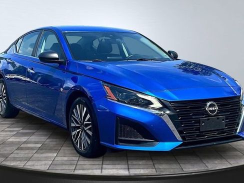 Used 2025 Nissan Altima 2.5 SV FWD image 3