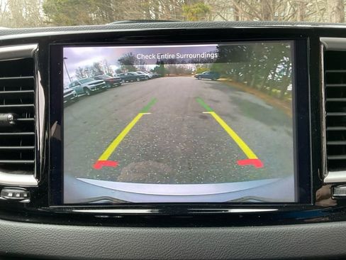 Used 2024 Chrysler Pacifica Touring-L image 18