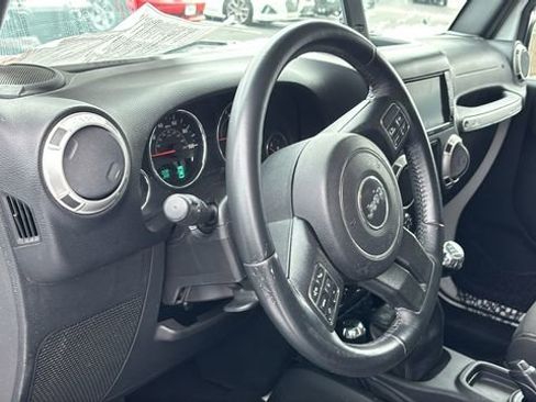 Used 2017 Jeep Wrangler Unlimited Sahara w/ Connectivity Group image 14