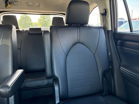 Used 2025 Toyota Highlander XLE FWD image 17