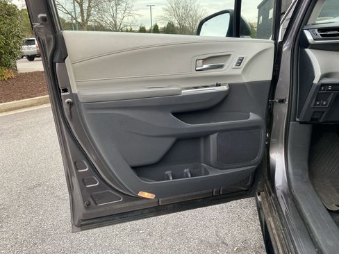 Used 2021 Toyota Sienna Limited image 19