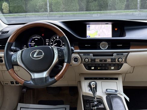 Used 2013 Lexus ES 300h w/ Luxury Pkg FWD image 27