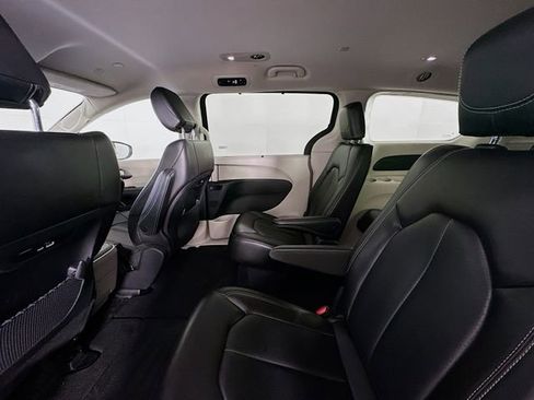 Used 2023 Chrysler Pacifica Touring-L FWD image 23