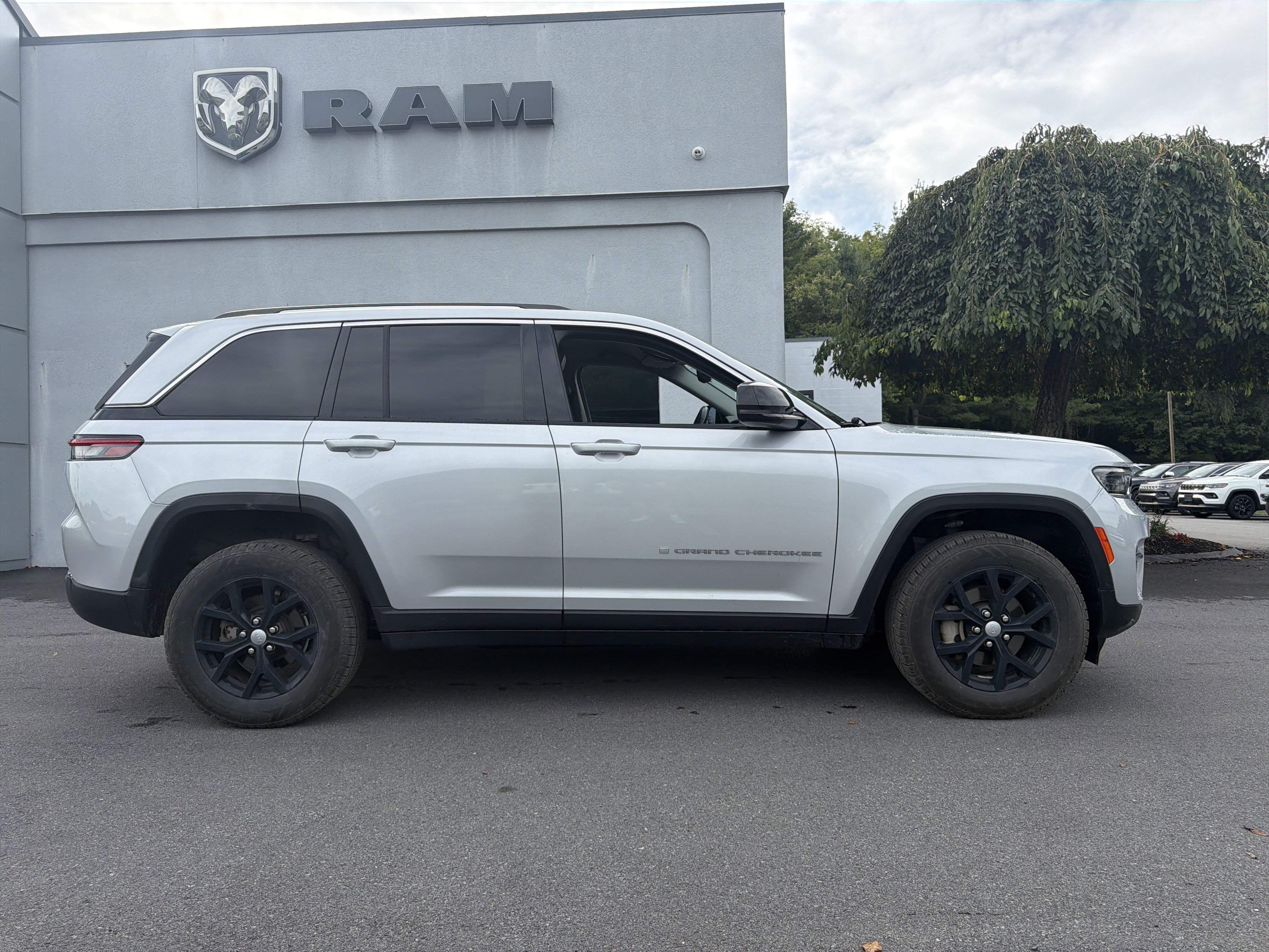 Used 2022 Jeep Grand Cherokee Limited AWD/4WD image 2