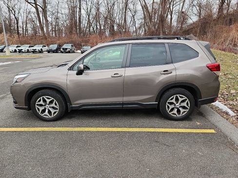 Used 2023 Subaru Forester Premium image 7