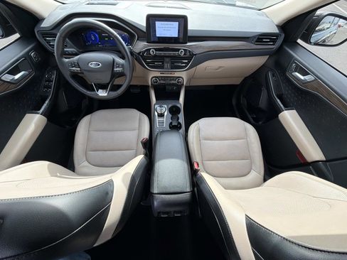 Used 2020 Ford Escape Titanium image 2