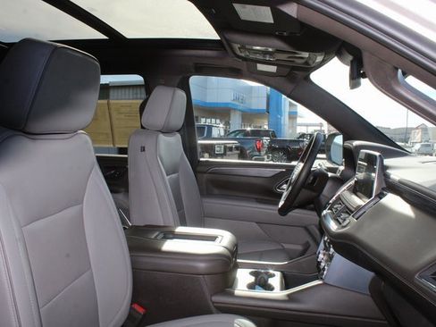 Used 2023 GMC Yukon SLT w/ SLT Luxury Package image 18