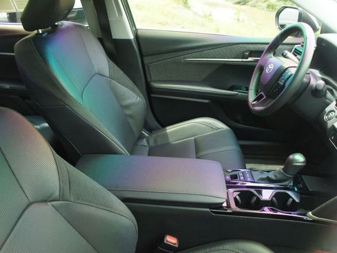 Used 2025 Toyota Camry XLE AWD/4WD image 4