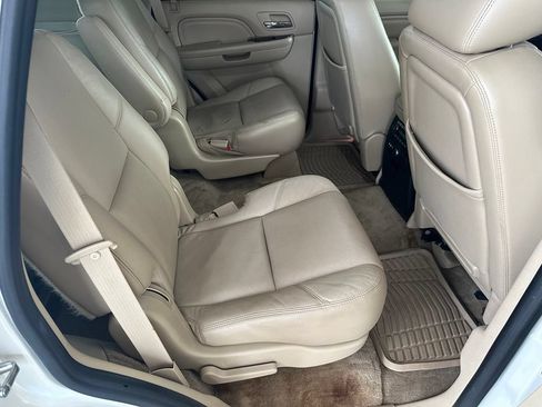 Used 2011 Cadillac Escalade Premium RWD image 30