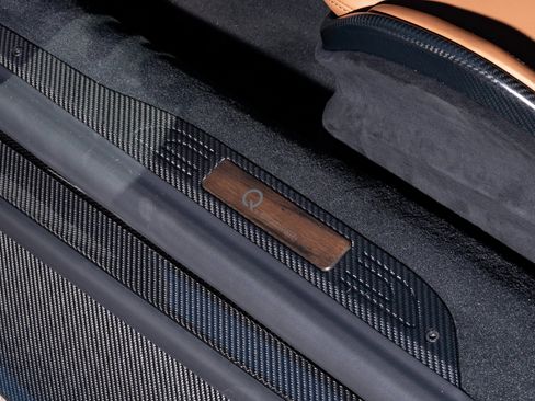 Used 2024 Aston Martin Valour image 39