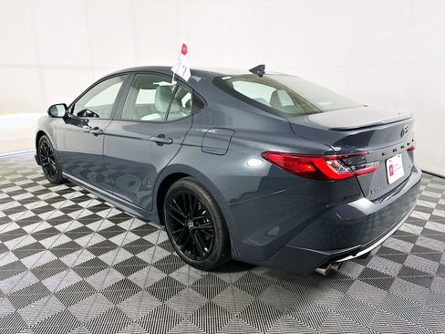 Used 2025 Toyota Camry SE w/ Convenience Package image 5