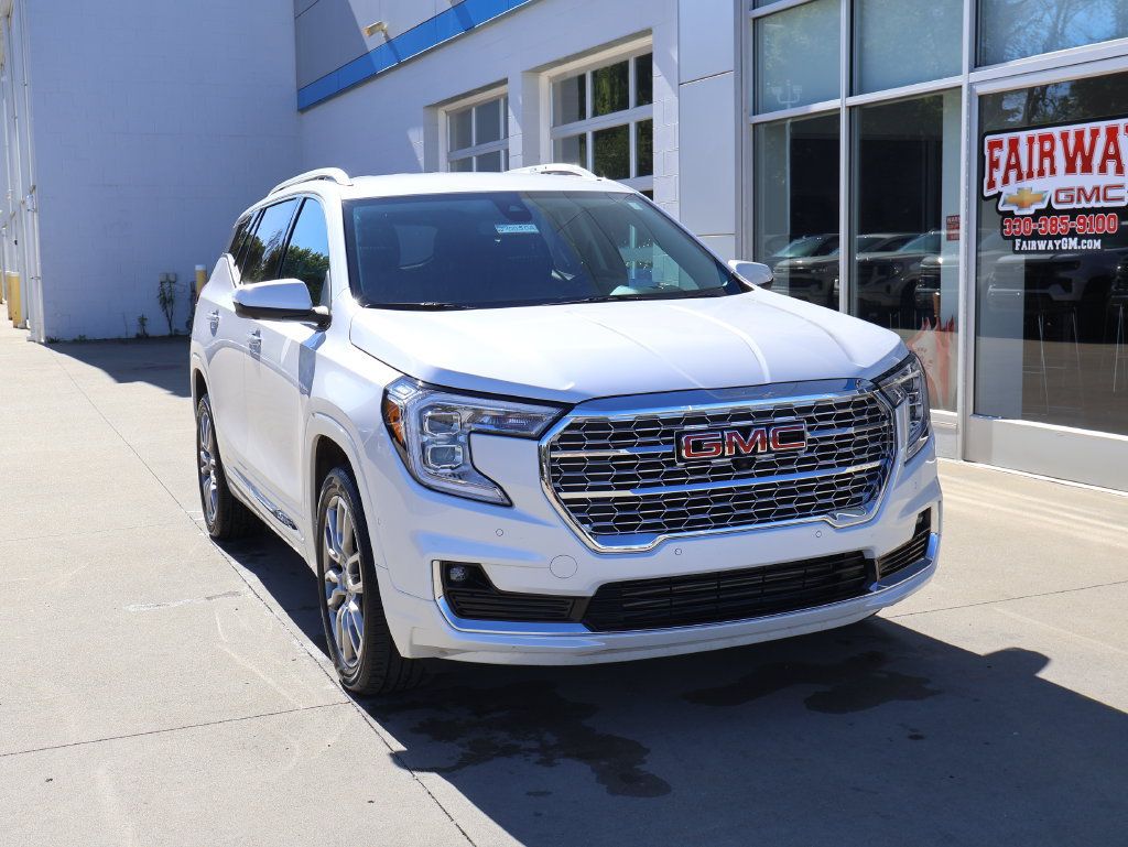 Used 2024 GMC Terrain Denali w/ Denali Premium Package AWD/4WD image 2
