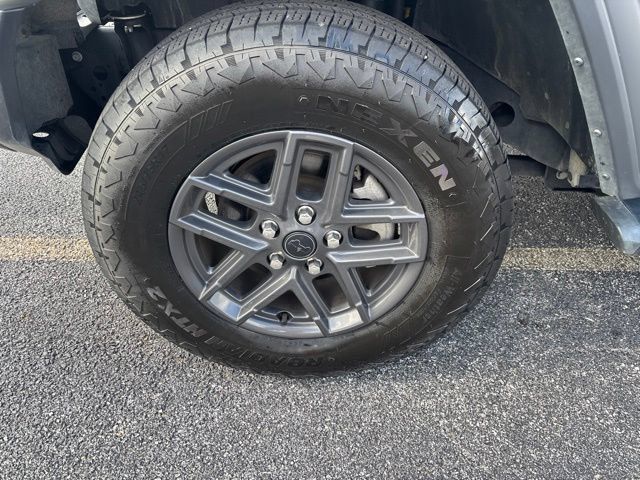 Used 2025 Jeep Wrangler Sport AWD/4WD image 5