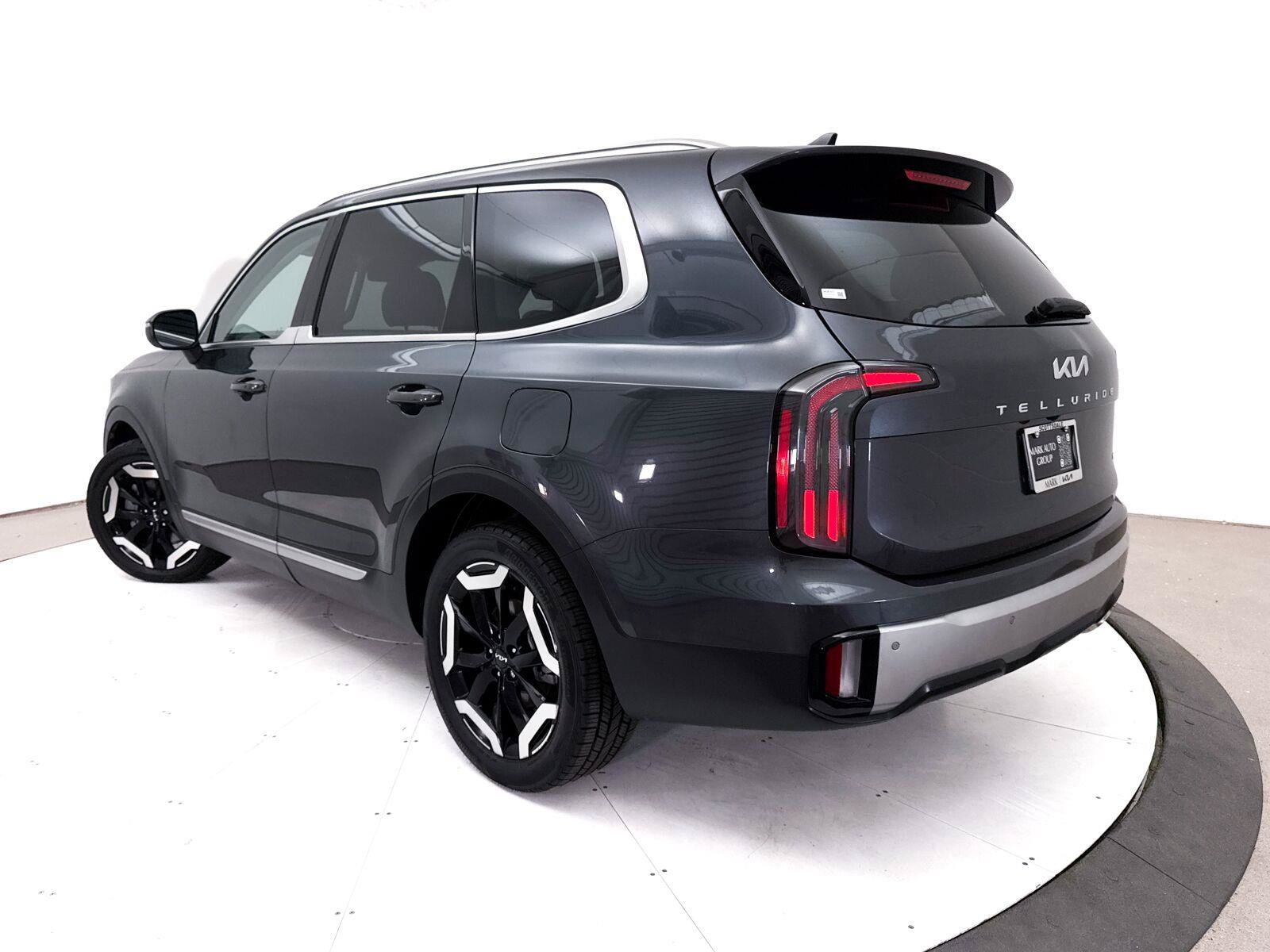 Used 2023 Kia Telluride EX AWD/4WD image 2