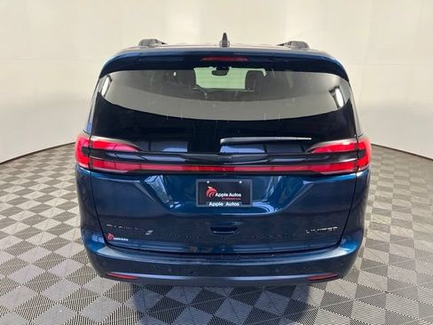 Certified 2025 Chrysler Pacifica Limited FWD image 9