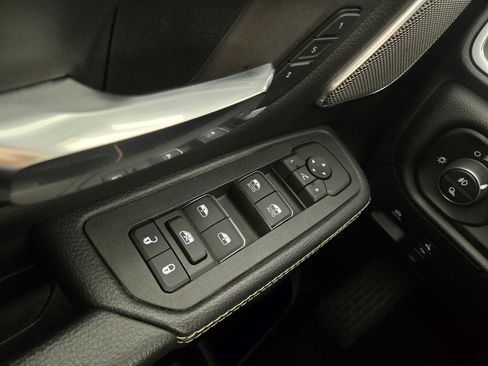 Used 2025 RAM 1500 Laramie AWD/4WD image 33