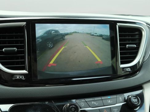 Used 2023 Chrysler Pacifica Touring-L FWD image 26