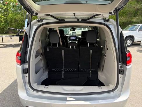 Used 2024 Chrysler Pacifica Limited FWD image 17