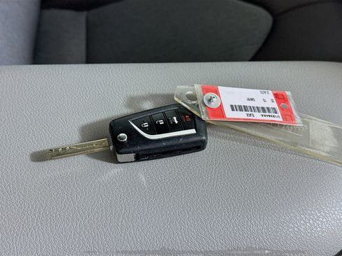 Used 2022 Toyota Camry LE image 32