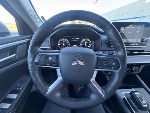 Used 2024 Mitsubishi Outlander SE image 14