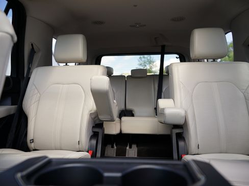 Used 2021 Ford Expedition Platinum image 30