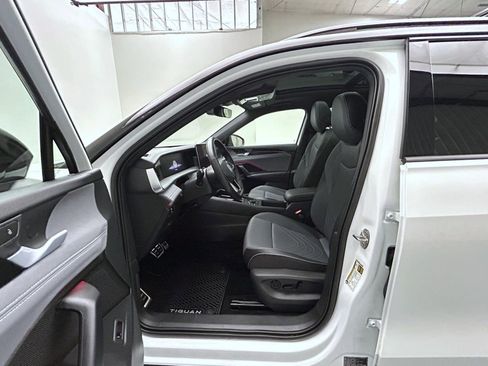Used 2025 Volkswagen Tiguan SE R-Line AWD/4WD image 10